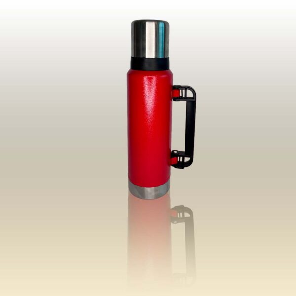 Termo de acero bicapa con capacidad para 1.2 litros. Modelo simil standley. Color rojo