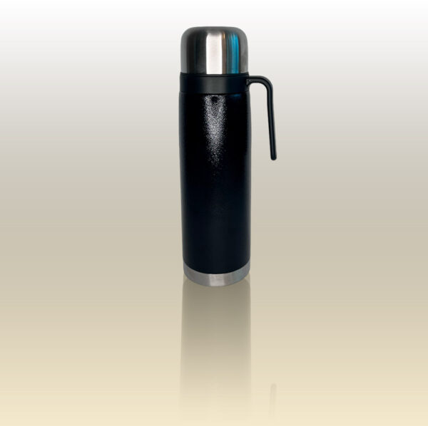Termo de acero bicapa con media manija y pico cebador, capacidad de 1 litro. Color negro