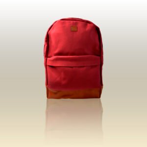 Mochila de Lona reforzada con espacio para notebook y bolsillo delantero. Diseño liso color bordo con detalles en eco-cuero cuero marrón-