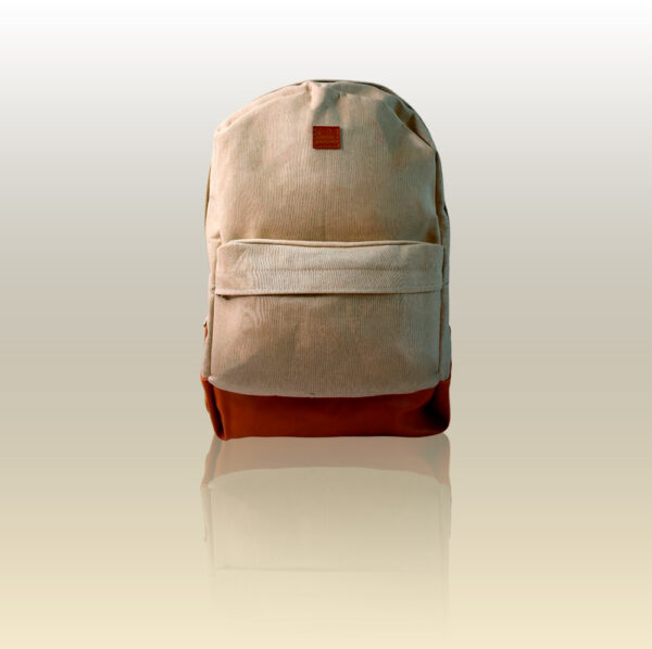 Mochila de Lona reforzada con espacio para notebook y bolsillo delantero. Diseño liso color beige con detalles en eco-cuero cuero marrón-