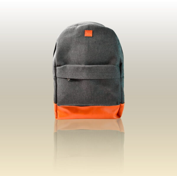 Mochila de Lona reforzada con espacio para notebook y bolsillo delantero. Diseño liso color gris plomo con detalles en eco-cuero cuero marrón-