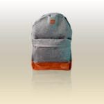 Mochila de Lona reforzada con espacio para notebook y bolsillo delantero. Diseño liso color gris con detalles en eco-cuero cuero marrón-