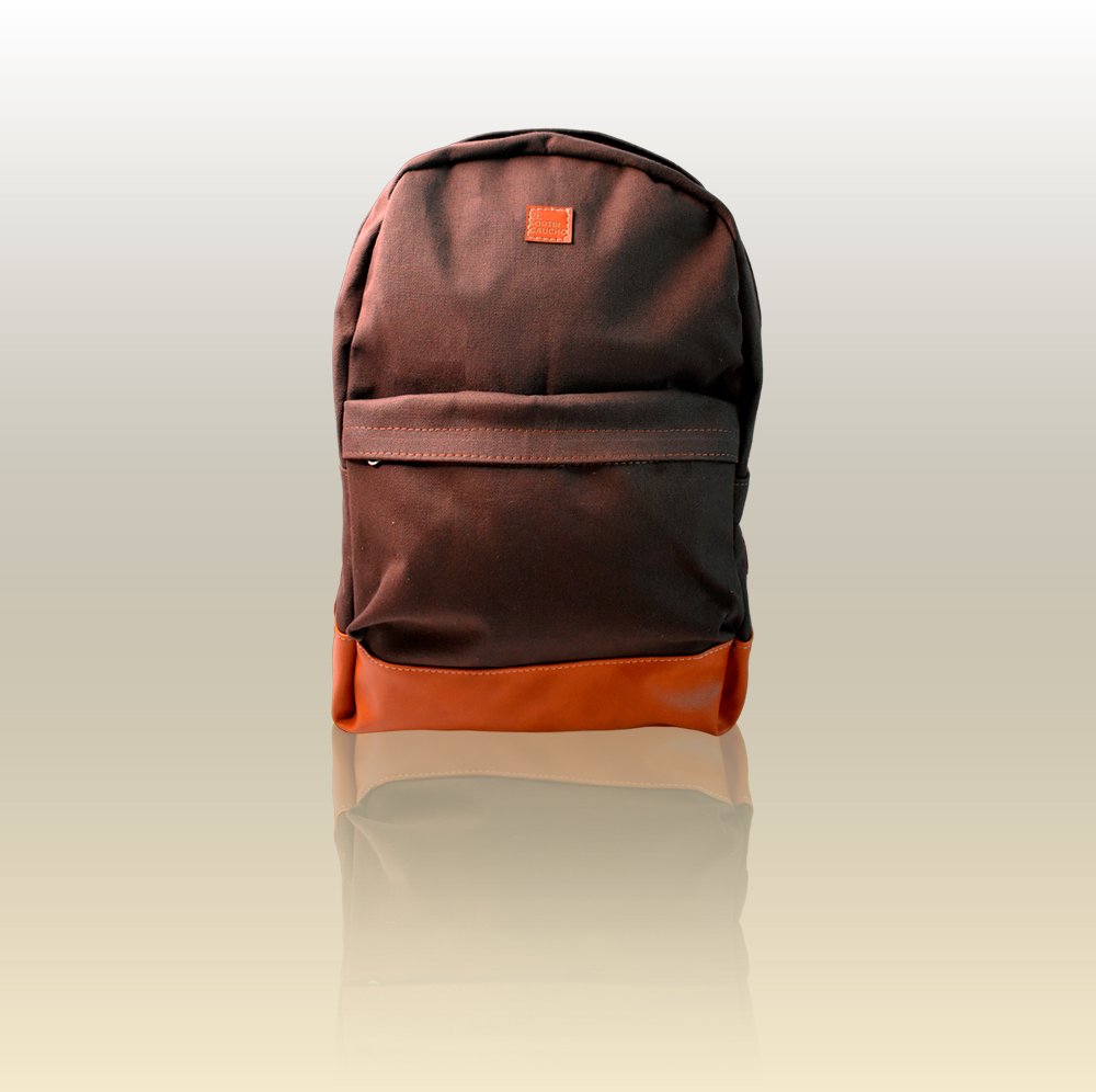 Mochila de Lona reforzada con espacio para notebook y bolsillo delantero. Diseño liso color marron oscuro con detalles en eco-cuero cuero marrón claro-