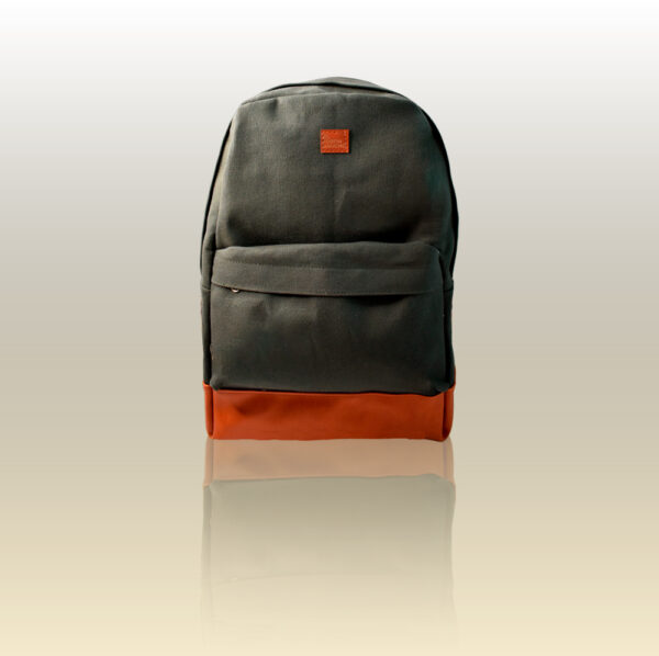 Mochila de Lona reforzada con espacio para notebook y bolsillo delantero. Diseño liso color verde militar con detalles en eco-cuero cuero marrón-