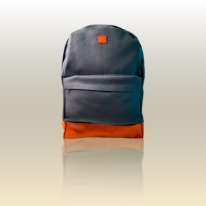 Mochila de Lona reforzada con espacio para notebook y bolsillo delantero. Diseño liso color gris humo con detalles en eco-cuero cuero marrón-