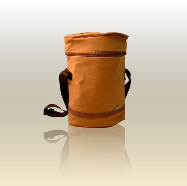 Portatermo ovalado de lona con diseño liso color mostaza y detalles en eco-cuero marrón con tira regulable